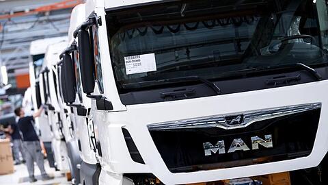 Mitarbeiter von MAN arbeiten an einem LKW. Foto: Sven Hoppe/dpa/Archivbild