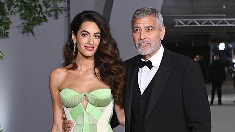 Amal und George Clooney sind seit 2014 verheiratet. Im Juni 2017 kamen ihre Zwillinge Alexander und Ella zur Welt.
