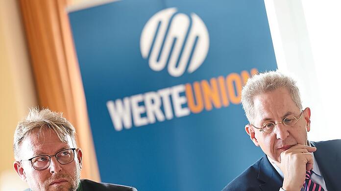 Der Vorsitzende des neu gegründeten bayerischen Werteunion-Landesverbands, Jörg Uhlig (l.), sitzt bei der Pressekonferenz in Reichertshofen neben dem Bundesparteichef und ehemaligen Leiter des Bundesverfassungsschutzes Hans-Georg Maaßen.