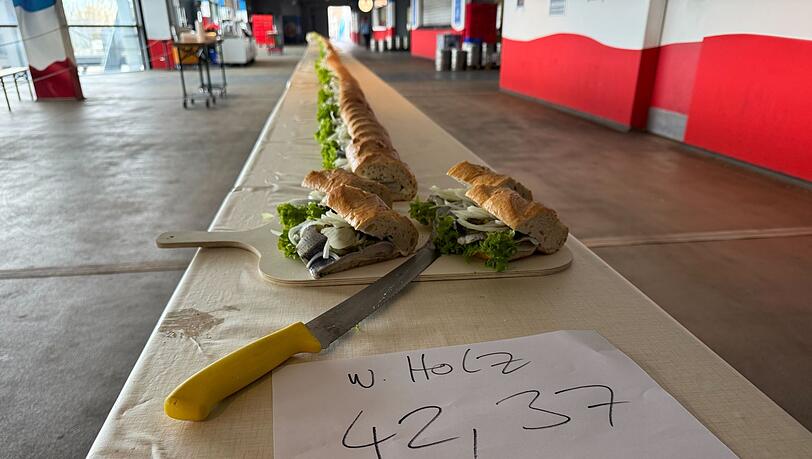 Mit 42,37 Metern hat das l&auml;ngste Fischbr&ouml;tchen der Welt den bisherigen Rekord von 31 Metern deutlich &uuml;bertroffen. (Foto Handout)