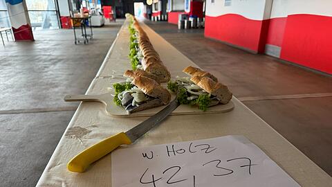 Mit 42,37 Metern hat das l&auml;ngste Fischbr&ouml;tchen der Welt den bisherigen Rekord von 31 Metern deutlich &uuml;bertroffen. (Foto Handout)