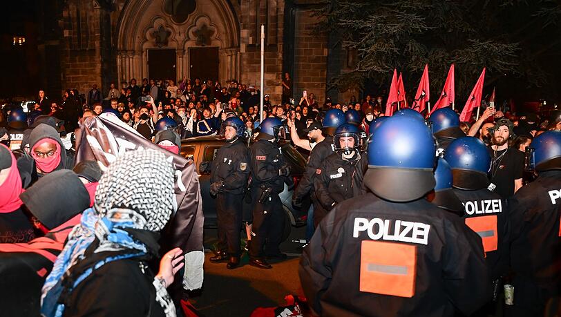 Die Gewerkschaft der Polizei spricht nach der Demonstration am Abend des 1. Mai in Berlin-Kreuzberg von einer gemischten Bilanz.