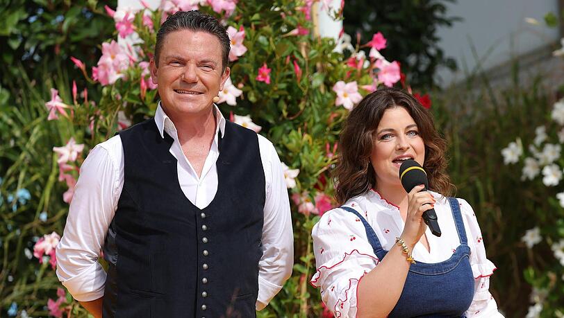 Stefan Mross und Ronja Forcher stehen f&uuml;r eine letzte Saison bei "Immer wieder sonntags" vor der Kamera.