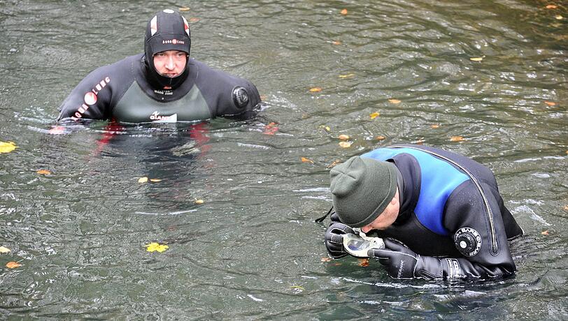 Polizisten suchten am Montag (31.10.2011)im Augsburger Eiskanal nach Spuren, die möglicherweise zur Festnahme der Täter im Augsburger Polizistenmord führen können. In der Nacht zum Freitag (28.10.2011) war bei einer Schießerei ein Polizist getötet und eine weitere Beamtin verletzt worden. Die Täter flohen in ein großes Waldgebiet und wurden bisher nicht gefasst.