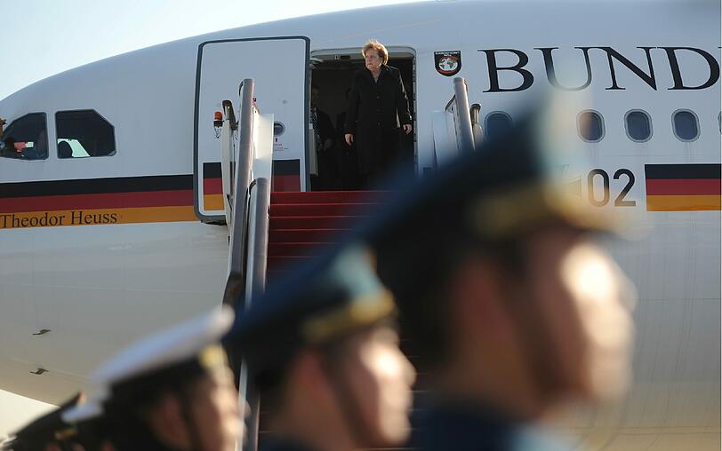 "Herrje, wat für'n Lüftchen hier in Peking...naja, wat tut man nich alles für's Vaterland. Aber Hu und Wen bemühen sich ja auch immer ganz toll: Militärparaden, Auftritte... da kann man nich meckern. So, Jungs, alle Vorstandvorsitzenden auf's Treppchen, kräftig in die Hände jespuckt und los geht's - sind ja schließlich nich zum Spasss hier."