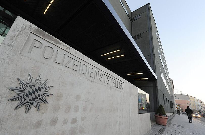 Der Eingangsbereich des neuen Polizeigebäudes in Rosenheim