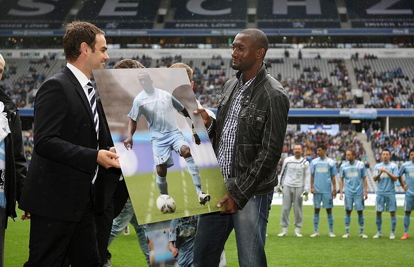 Collin Benjamin bekommt ein Bild bei seiner Verabschiedung in der Allianz Arena