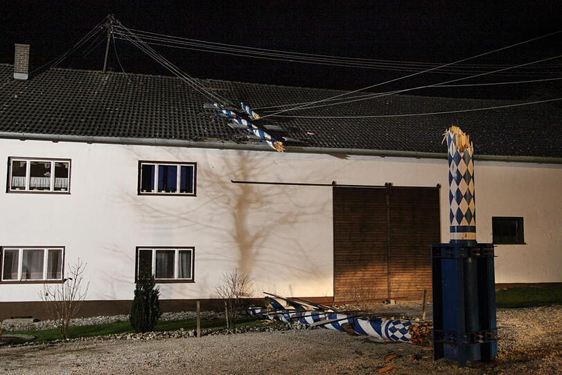 In Heldenstein krachte ein Maibaum auf ein Haus - und riss dabei eine Stromleitung ab.