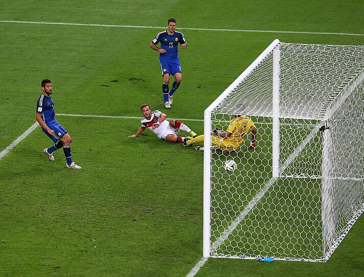 An diese Szene werden wir uns lange erinnern: Mario Götze macht sich unsterblich.
