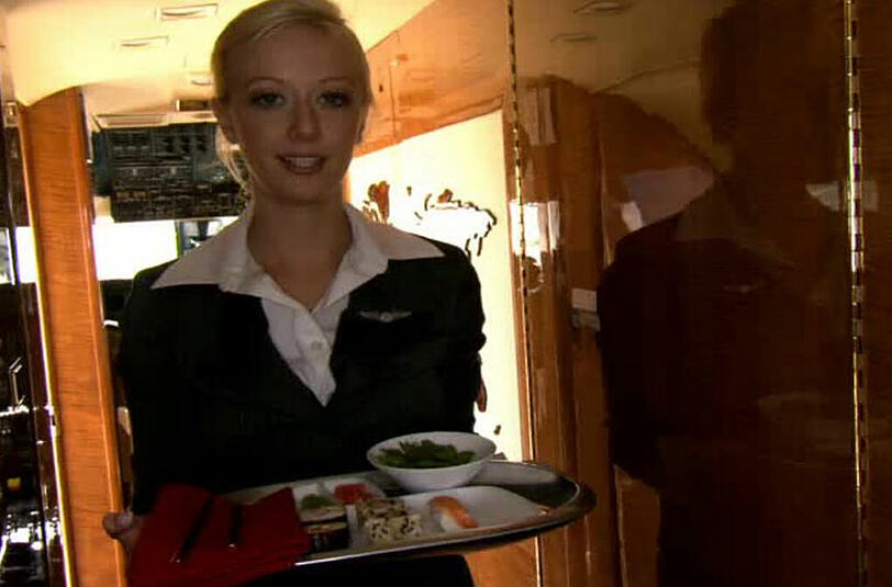 Ob Extra-Menü oder geschickte Platzwahl. So bekommen Sie Ihr Essen im Flugzeug früher.