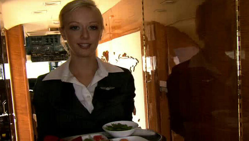 Ob Extra-Menü oder geschickte Platzwahl. So bekommen Sie Ihr Essen im Flugzeug früher. Ob Extra-Menü oder geschickte Platzwahl. So bekommen Sie Ihr Essen im Flugzeug früher.