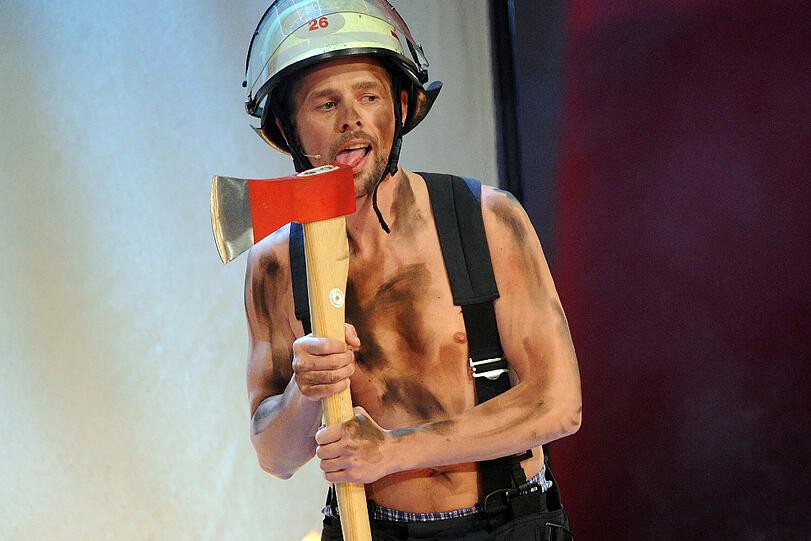 Moderator Klaas Heufer-Umlauf posiert als Feuerwehrmann.