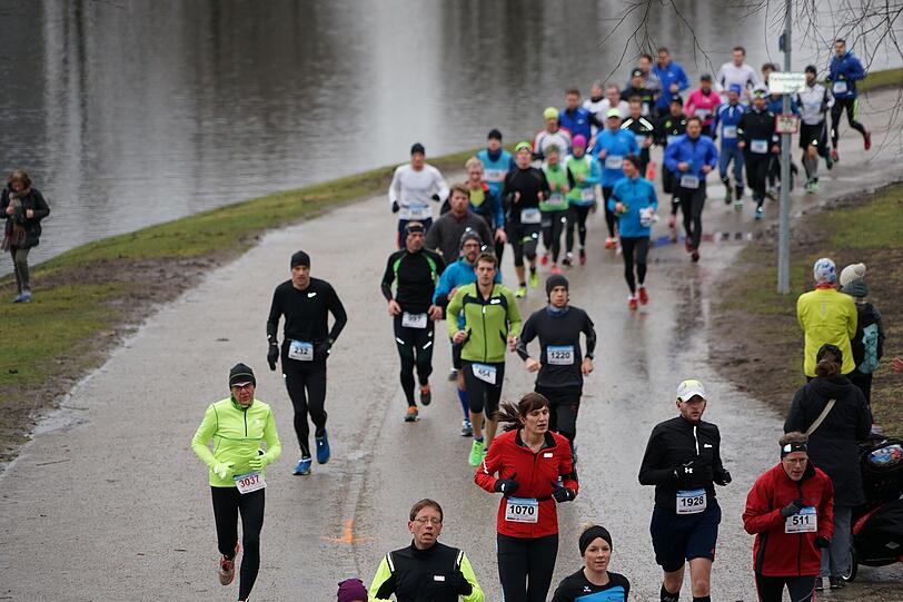 Ambitionierte Profis und Freizeitsportler absolvierten am Samstag  zum Abschluss der Winterlaufserie 20 km im Olympiapark. Hier sehen Sie alle Bilder.