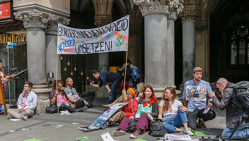 Die Aktion vor dem Münchner Rathaus. Die Aktion vor dem Münchner Rathaus.