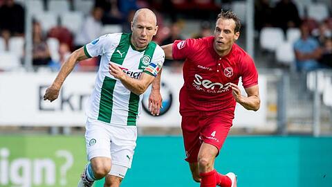 Arjen Robben (l.) in Aktion, hier gegen Frederik Helpstrup vom FC Almere City. Foto: Cor Lasker/ANP/dpa