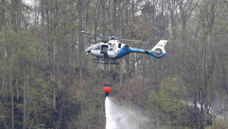 Ein Polizeihubschrauber löscht einen Brand im Wald an der Bleilochtalsperre. Foto: Bodo Schackow/Archivbild Ein Polizeihubschrauber löscht einen Brand im Wald an der Bleilochtalsperre. Foto: Bodo Schackow/Archivbild
