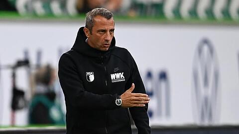 Augsburgs Co-Trainer Iraklis Metaxas steht am Spielfeldrand.