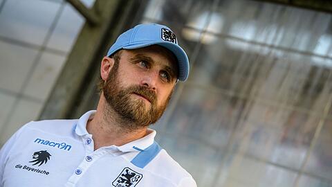 Trainer Daniel Bierofka von 1860 München steht vor Spielbeginn am Spielfeldrand.