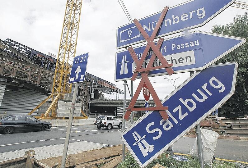 Nichts geht mehr am Tatzelwurm: Die Bauarbeiten an der Hochbrücke Freimann dauern länger als geplant.Fotos: Mike Schmalz