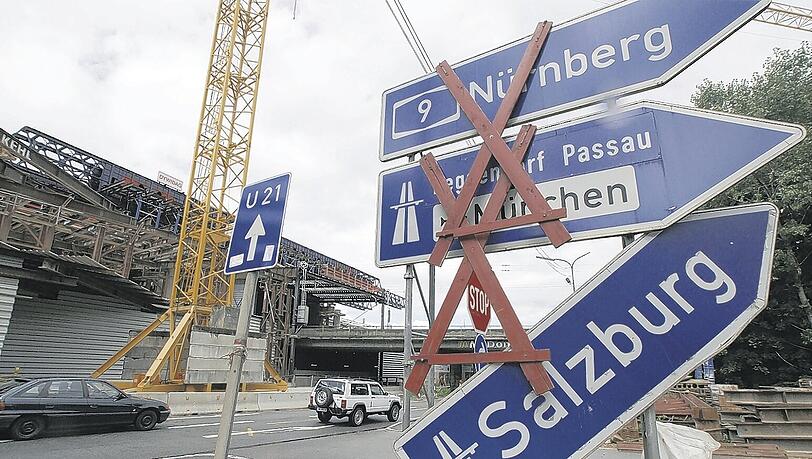 Nichts geht mehr am Tatzelwurm: Die Bauarbeiten an der Hochbrücke Freimann dauern länger als geplant.Fotos: Mike Schmalz Nichts geht mehr am Tatzelwurm: Die Bauarbeiten an der Hochbrücke Freimann dauern länger als geplant.Fotos: Mike Schmalz