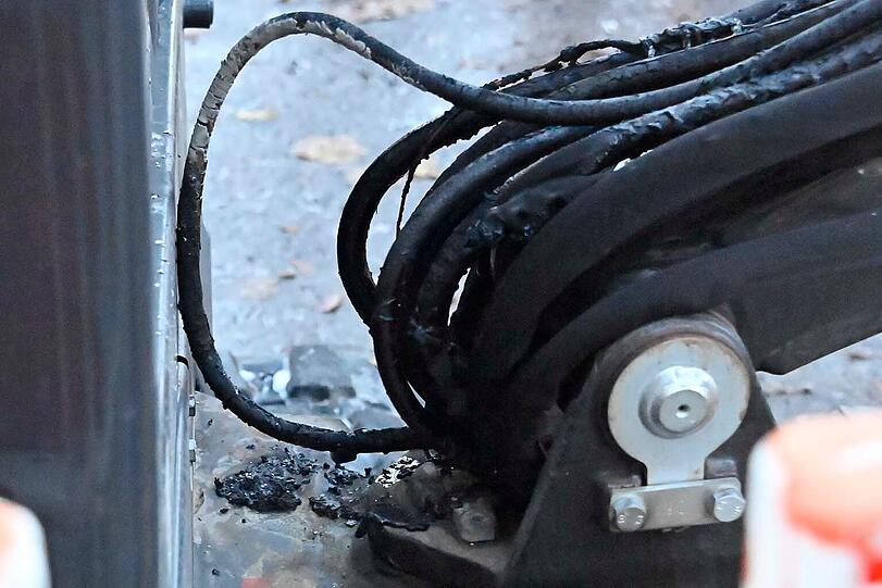 Die Polizei ermittelt wegen möglicher Brandstiftung und prüft einen Zusammenhang zu einer Serie von Baustellen-Bränden.