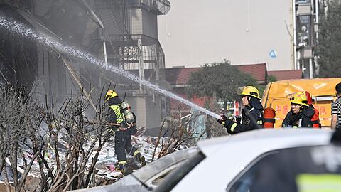 Dutzende Rettungskräfte eilten nach der Explosion zu dem Brand in Taiyuan.