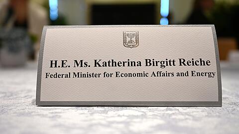 Ein Namensschild k&uuml;ndigt Wirtschaftsministerin Reiche in Israel an