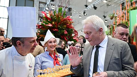 Agrarminister Alois Rainer kostete beim Er&ouml;ffnungsrundgang K&auml;se.