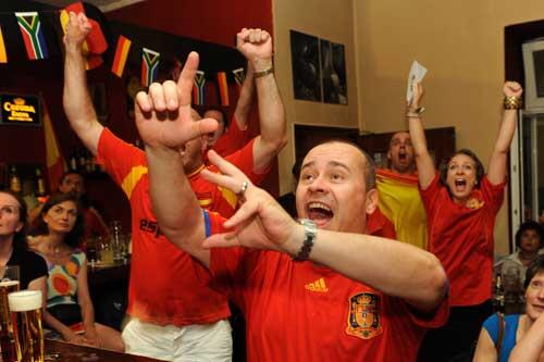 Jubel in der Bar "Olé Madrid&ldquo;.