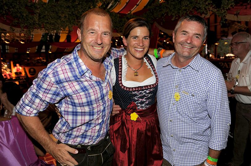 Samstagabend im Hippodrom: Schauspieler Heino Ferch hat seine Frau Marie-Jeanette und seinen Vater mitgbracht.