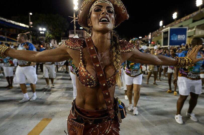 In Rio de Janeiro, der Karneval-Stadt schlechthin, sind die Leute aus dem Häuschen. Kaum zu glauben dass diese Bilder von einer Probe stammen.