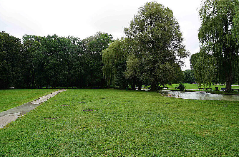 Bei bewölktem Himmel nutzen Münchner und Touristen den Park nur zum schnellen Durchqueren.