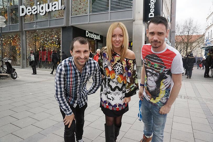 Store Manager Alex Schlögel, Assistant Store Managerin Inese Jefremova und Assistant Store Manager Ronny Schumann vor der neuen Filiale.