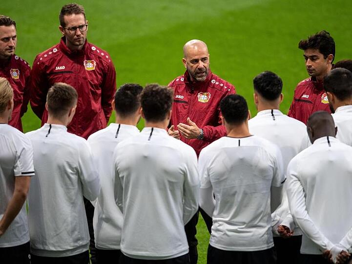 Leverkusens Trainer Peter Bosz (M.) bereitet seine Mannschaft in Madrid auf das Spiel vor.