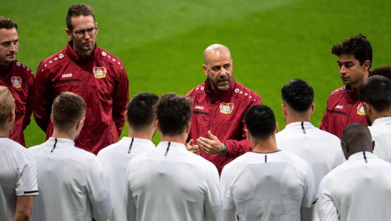 Leverkusens Trainer Peter Bosz (M.) bereitet seine Mannschaft in Madrid auf das Spiel vor. Leverkusens Trainer Peter Bosz (M.) bereitet seine Mannschaft in Madrid auf das Spiel vor.