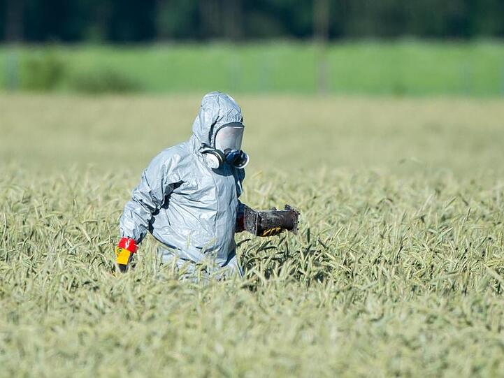 Die Suche nach Wrackteilen geht weiter.
