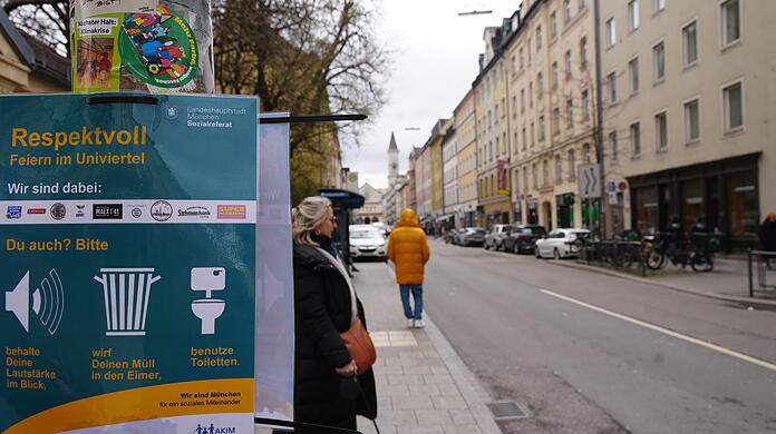 Leise sprechen, keinen M&uuml;ll herumwerfen &ndash; und bieseln nur am Klo: Entlang der Schellingstra&szlig;e, wo an warmen Abenden viel auf der Stra&szlig;e gefeiert wird, erinnert nun an jedem Ampelmast ein Plakat daran, "respektvoll&ldquo; Party zu machen.