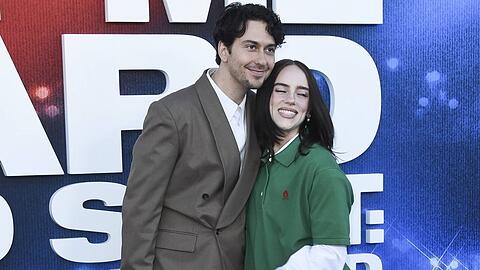Strahlten verliebt auf dem Red Carpet: Nat Wolff und Billie Eilish.