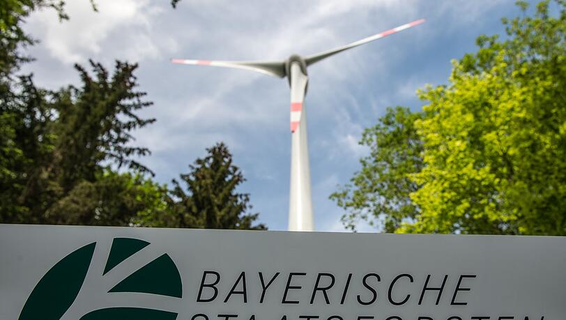 Ein Windrad im Staatswald nahe Beratzhausen in der Oberpfalz. Die Staatsforsten wollen bis zu 500 Windr&auml;der errichten lassen. (Archivbild)