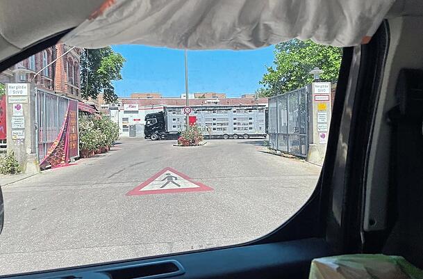 Ein Tiertransporter steht in der prallen Sonne auf dem Schlachthofgel&auml;nde, fotografiert aus dem Auto der Tiersch&uuml;tzer.