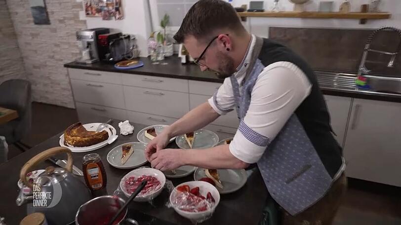 Den San Sebastian Cheesecake garniert Philipp mit Himbeeren und Erdbeeren. Den San Sebastian Cheesecake garniert Philipp mit Himbeeren und Erdbeeren.