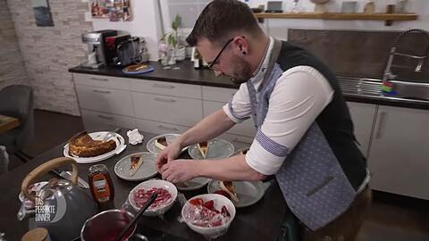 Den San Sebastian Cheesecake garniert Philipp mit Himbeeren und Erdbeeren.