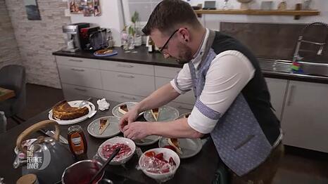 Den San Sebastian Cheesecake garniert Philipp mit Himbeeren und Erdbeeren.