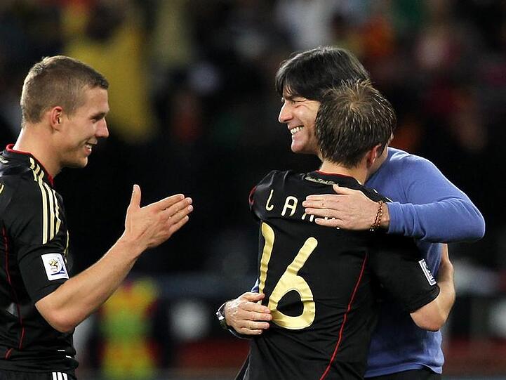 Joachim Löw herzt Philipp Lahm