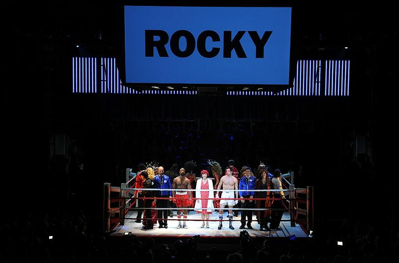Der Cast mit den Schauspielern Drew Sarich (als Rocky, 4. v r), Terence Archie (als Apollo, 3. v l) und Wietske van Tongeren (als Adrian, M).