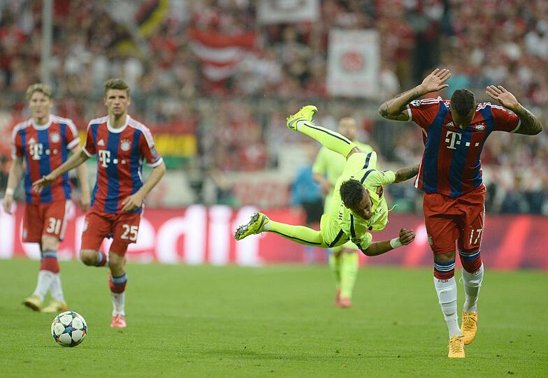 JEROME BOATENG - NOTE 4 - Bekam diesmal keinen Knoten in die Beine gedribbelt. Beim 1:2 zu weit weg von Neymar. Wie im Hinspiel passte die Abstimmung bei Kontern nicht.
