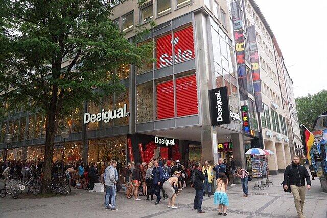 Die Bilder vom Unterwäsche-Shopping in der Neuhauser Straße.