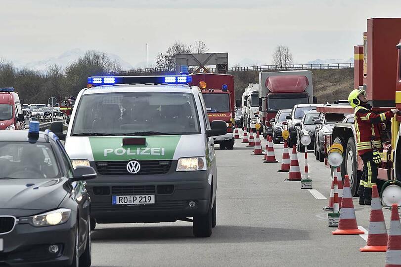 Schwerer Unfall auf der A8. Ein Toyota prallte gegen einen Baum.