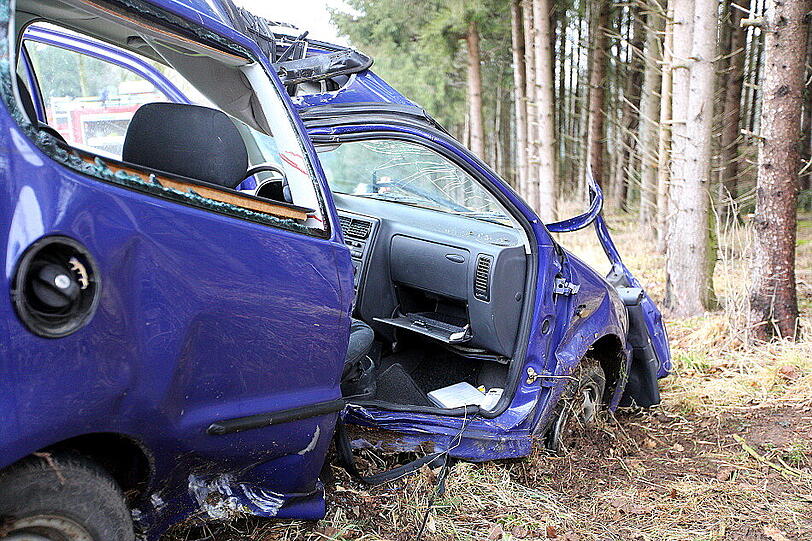 Die 19-Jährige verlor in einer Kurve die Kontrolle und krachte gegen den Baum.