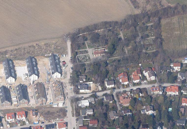 Das Ende der Schussenrieder Straße und der Friedhof. Das Bild stammt von 2009 - inzwischen schaut's da etwas anders aus...